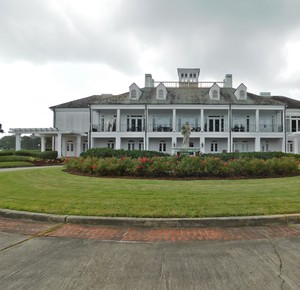 Clubhouse and Fountain at English Turn